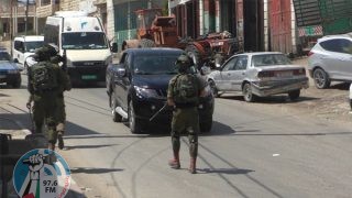الاحتلال يعتقل أبا وطفله ويداهم منازل في المزرعة الغربية شمال غرب رام الله