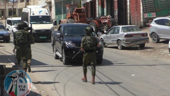 الاحتلال يعتقل أبا وطفله ويداهم منازل في المزرعة الغربية شمال غرب رام الله