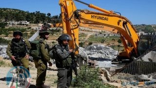 الاحتلال يهدم مغسلة مركبات في مخيم قلنديا شمال القدس