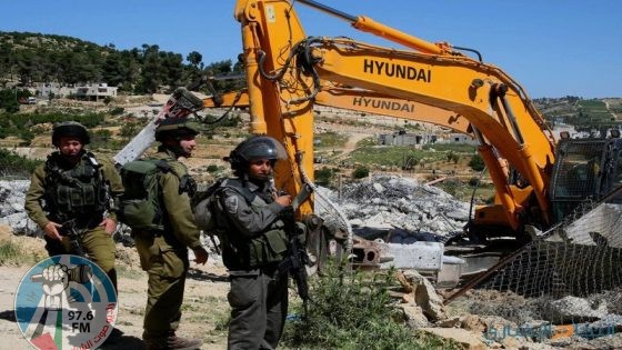 الاحتلال يهدم مغسلة مركبات في مخيم قلنديا شمال القدس