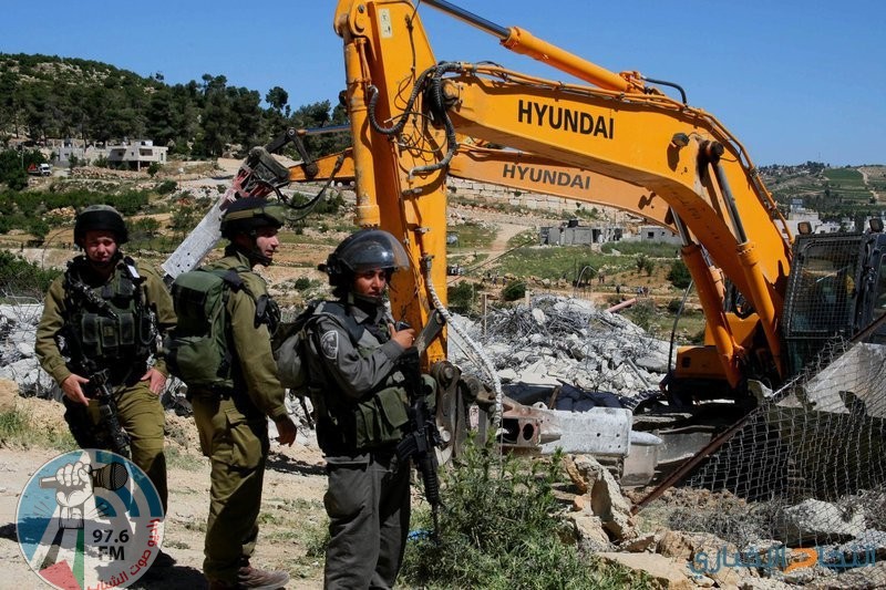الاحتلال يهدم مغسلة مركبات في مخيم قلنديا شمال القدس
