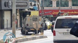 قوات الاحتلال تقتحم محلا للصرافة بمدينة الخليل