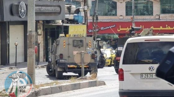 قوات الاحتلال تقتحم محلا للصرافة بمدينة الخليل