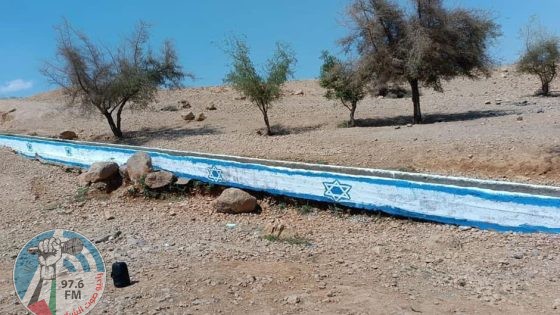 مستعمرون يتسببون بعزل 20 عائلة عن تجمع شلال العوجا شمال أريحا