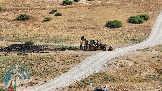 مستعمرون يجرفون أراض في الأغوار الشمالية