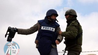 مستعمرون يحتجزون 3 صحفيين وناشط في المغير شمال رام الله