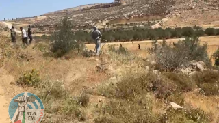 مستعمرون يهاجمون المغير والأهالي يتصدون لهم