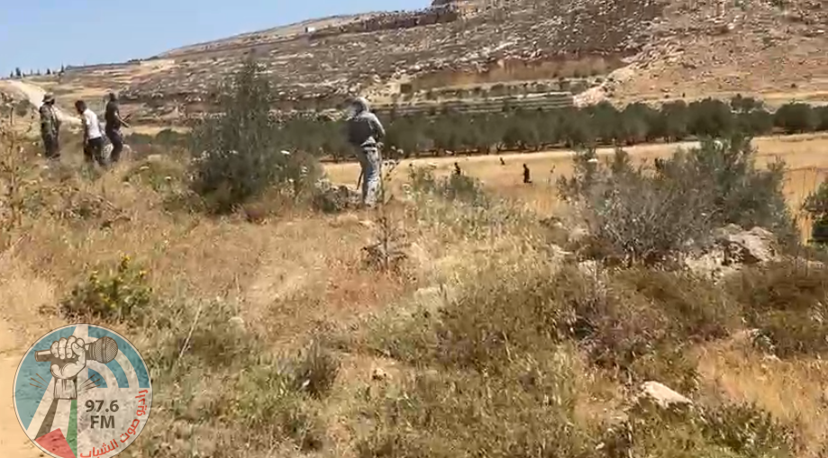 مستعمرون يهاجمون المغير والأهالي يتصدون لهم