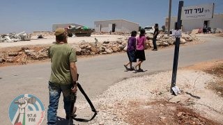 مستعمرون يهاجمون مواطنين في مسافر يطا جنوب الخليل
