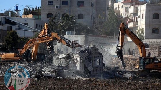 الاحتلال يهدم منزلا قديما في إذنا غرب الخليل ويغلق مداخلها