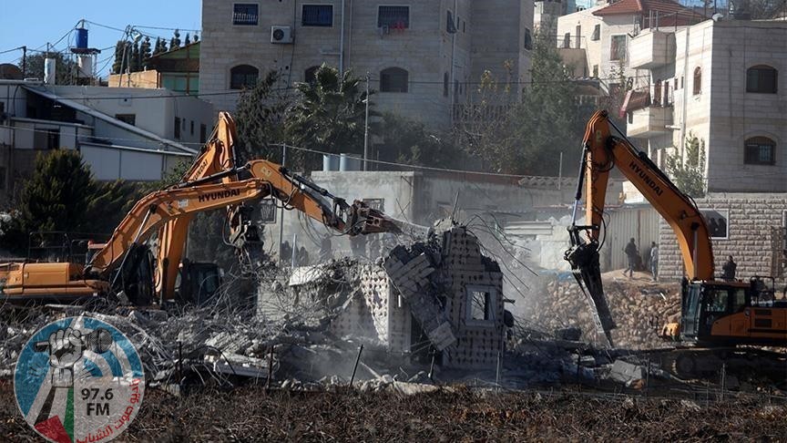 الاحتلال يهدم منزلا قديما في إذنا غرب الخليل ويغلق مداخلها