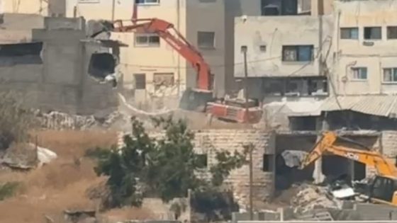 جيش الاحتلال يواصل هدم المنازل داخل مخيم جنين
