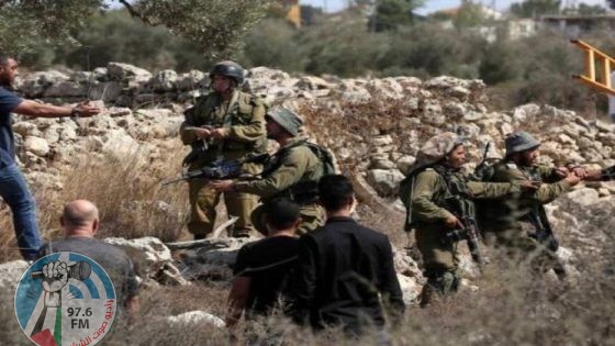 قوات الاحتلال تحتجز عددا من المواطنين في حوسان غرب بيت لحم