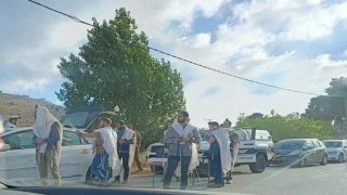 مستعمرون يغلقون مدخل اللبن الشرقية