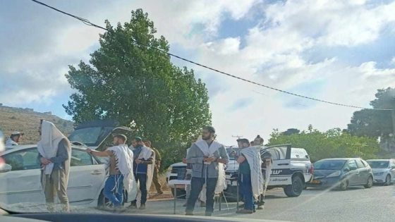 مستعمرون يغلقون مدخل اللبن الشرقية