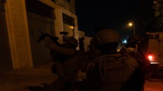 الاحتلال يصيب شابين شرق أريحا أحدهما بالرصاص الحي