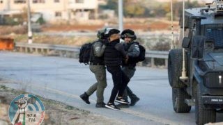 الاحتلال يعتقل شابين شرق قلقيلية