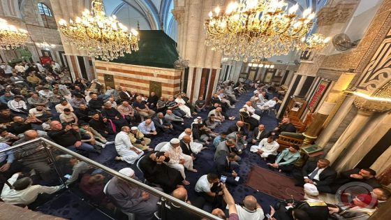 محافظ الخليل يؤدي صلاة عيد الأضحى في الحرم الإبراهيمي ويضع إكليلًا من الزهور على ضريح الشهداء