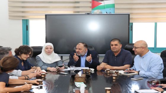 بلدية الخليل تبحث مع الاتحاد الأوروبي والوكالة الفرنسية وسلطة المياه سبل تحسين الواقع المائي في المدينة