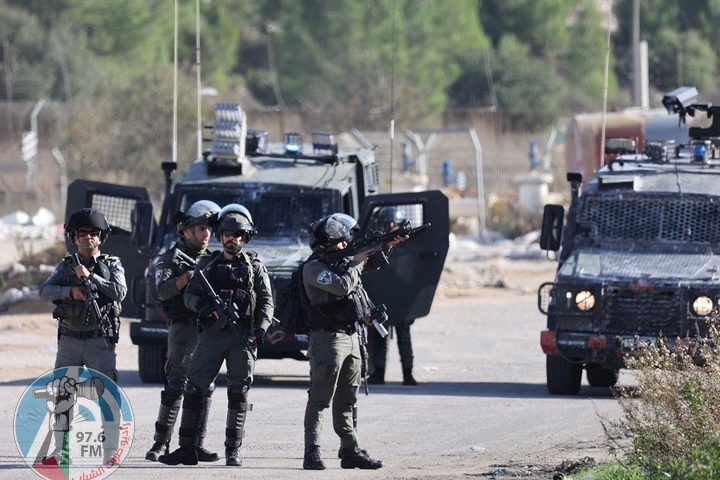 الاحتلال يعتقل أربعة مواطنين ويُشدد إجراءاته العسكرية في قلقيلية