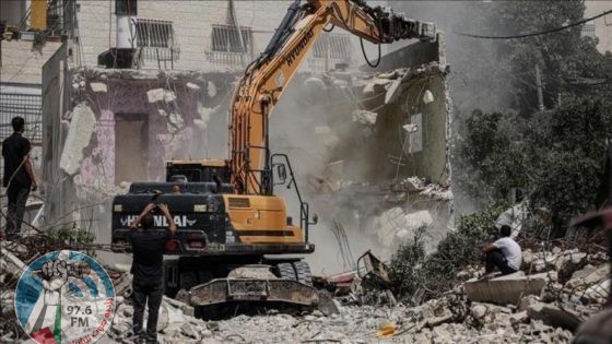الاحتلال يهدم منزلا في حزما شمال شرق القدس