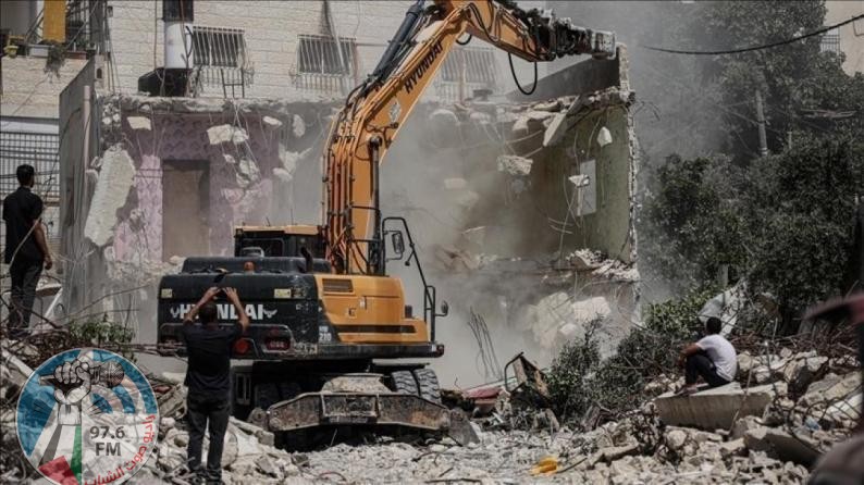 الاحتلال يهدم منزلا في حزما شمال شرق القدس