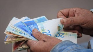 صرف دفعة من رواتب الموظفين العموميين عن شهر نيسان 2025