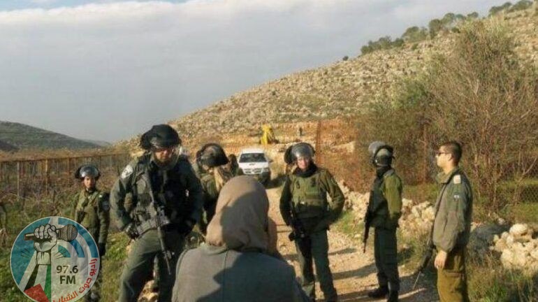 بيت لحم: مستعمر يغلق طرقا زراعية في الخضر