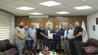 سلطة الأراضي يسلم تخصص قطعة أرض لصالح دائرة شؤون اللاجئين لمنفعة مخيم عسكر