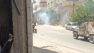جنود الاحتلال يطلقون النار على مزارعين في بيت امر ويصادر جرارين زراعيين