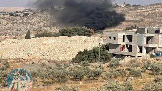 إصابة 3 مواطنين برصاص مستعمرين وإحراق كوخ زراعي في حزما شمال شرق القدس