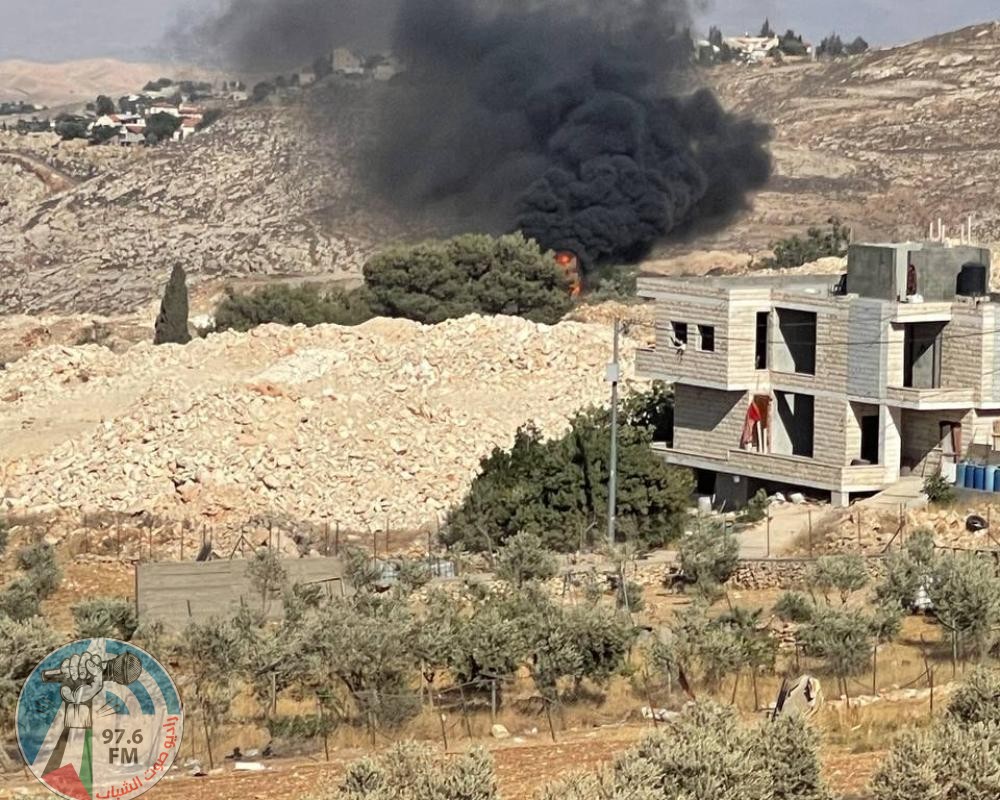 إصابة 3 مواطنين برصاص مستعمرين وإحراق كوخ زراعي في حزما شمال شرق القدس