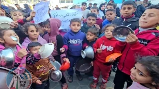 “الأونروا”: جياع بغزة أُجبروا على الزحف وسط إطلاق نار إسرائيلي كثيف