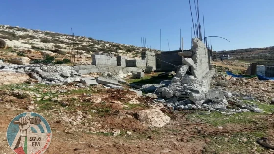 الاحتلال يشرع بهدم موقف مركبات قيد الإنشاء في مخيم شعفاط