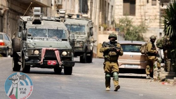 الاحتلال يعتقل ثمانية مواطنين من قرى محافظة نابلس بينهم سيدتان