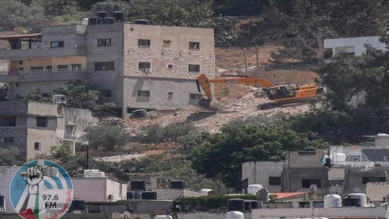جرافات الاحتلال تنفذ عمليات هدم عدة منازل في مخيم جنين
