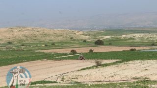 مستعمرون يشرعون بتسييج أراض في الفارسية