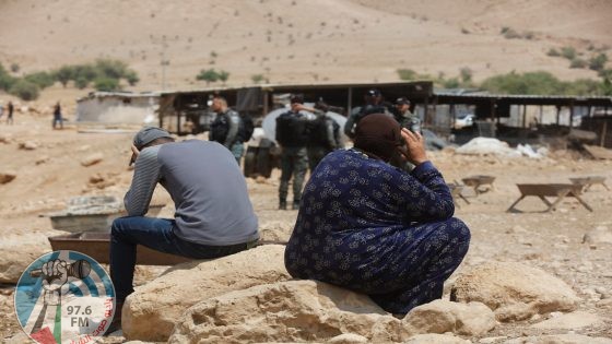 مستعمرون يقتحمون “عين سامية” ويحطمون يافطة لمصلحة المياه