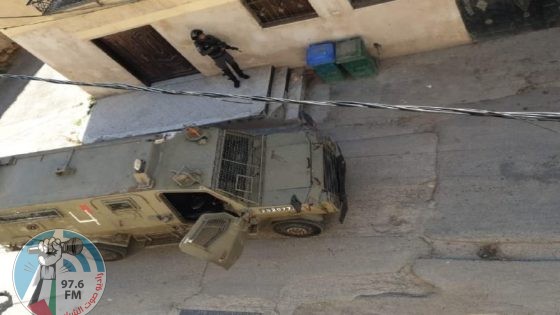الاحتلال يسرق مبلغا ماليا ومصاغا ذهبيا من منزل في بيت أمر