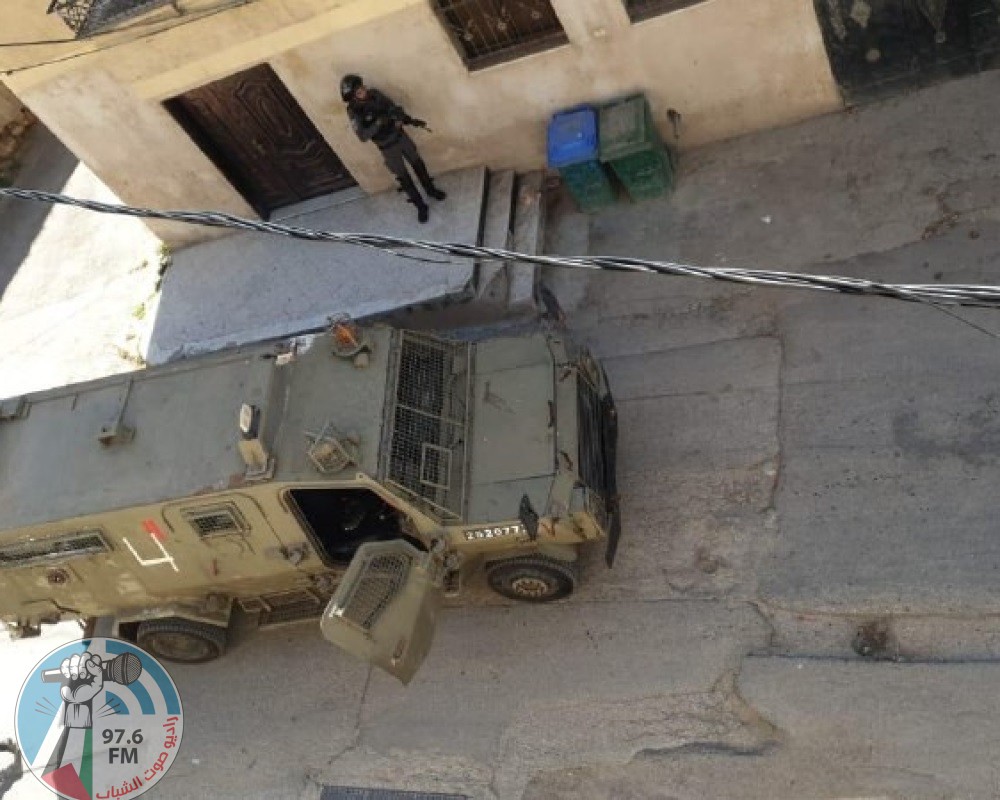 الاحتلال يسرق مبلغا ماليا ومصاغا ذهبيا من منزل في بيت أمر