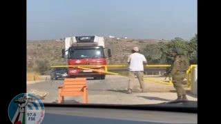 مستعمر بحماية جيش الاحتلال يغلق مدخل ياسوف شرق سلفيت