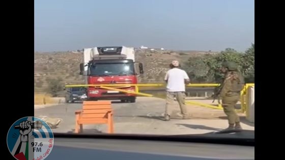 مستعمر بحماية جيش الاحتلال يغلق مدخل ياسوف شرق سلفيت