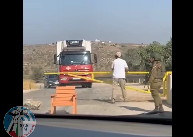 مستعمر بحماية جيش الاحتلال يغلق مدخل ياسوف شرق سلفيت