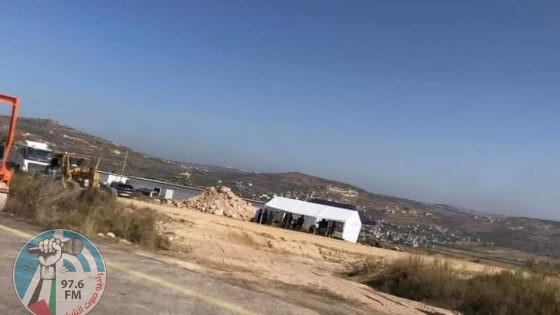 مستعمرون يحرثون أراضي ويسيجونها في قريوت جنوب نابلس