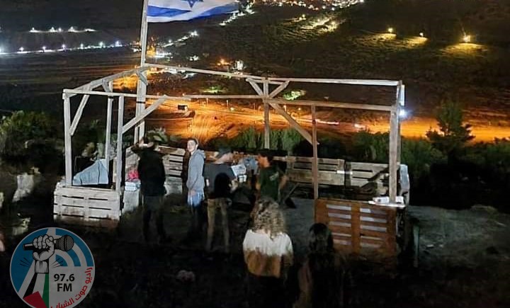مستعمرون يعتدون على أراضي في سنجل والمغير شمال شرق رام الله