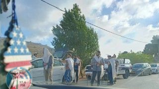 مستعمرون يغلقون المدخل الرئيسي لقرية اللبن الشرقية