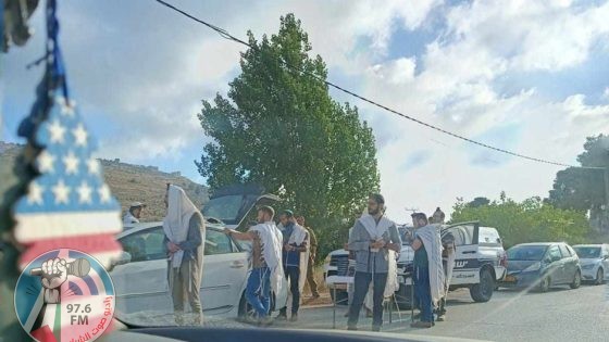 مستعمرون يغلقون المدخل الرئيسي لقرية اللبن الشرقية