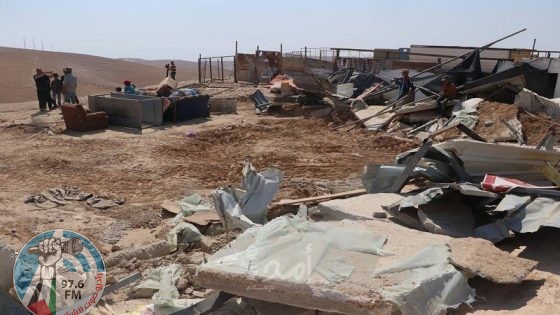 مستعمرون يهدمون منشآت زراعية ويجرفون أراضي ويهاجمون مساكن المواطنين جنوب الخليل
