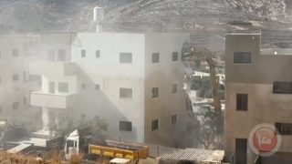 شاهد- جيش الاحتلال يهدم بناية سكنية غرب رام الله