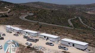 مستعمرون ينقلون كرفانات جديدة إلى غرب بردلة